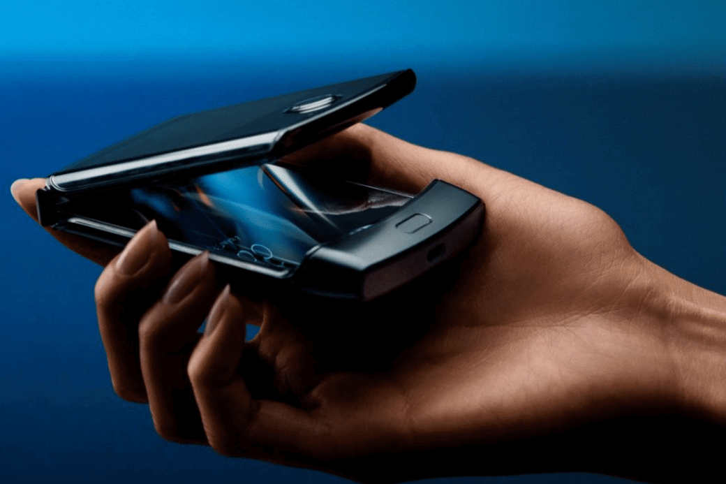 モトローラの新型RazrはeSIMオンリーの折りたたみスマホ